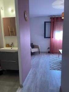 a room with a kitchen with a pink door at Grande chambre privée 18 m2 dans maison proche Gare et Nancy Thermal in Tomblaine