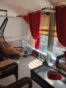 a room with a hammock and a room with a window at Apartmani Vesna Paralia in Paralia Katerinis