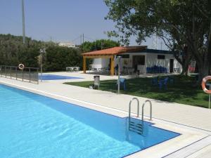 une grande piscine avec une maison en arrière-plan dans l'établissement Albaga, à Sant Jordi