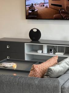 salon z kanapą i telewizorem z płaskim ekranem w obiekcie Guided Hospitality - Luxury Accommodations w mieście Lagos