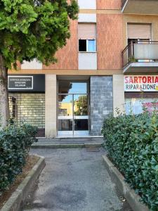 een toegang tot een gebouw met een glazen deur bij -La Casa Di Elio- -Centrale Tra Milano e Como- in Mariano Comense