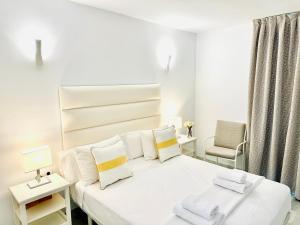 Un pat sau paturi într-o cameră la Apartamento, Paradise Sun Beach In Marina