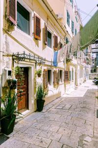 un callejón en un viejo pueblo con un edificio en Via Porta Raimonda (Luxury central detached house), en Corfú