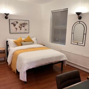 um quarto com uma cama grande e um espelho em Grey Eagle Apartments Shoreditch em Londres