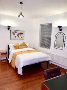 um quarto com uma cama grande e um espelho em Grey Eagle Apartments Shoreditch em Londres