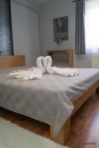 Posteľ alebo postele v izbe v ubytovaní AllOne apartman