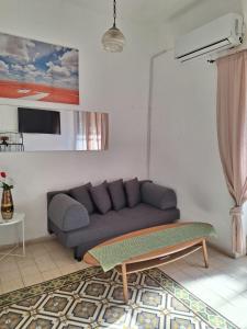 ein Wohnzimmer mit einem Sofa und einem Tisch in der Unterkunft jerusalem city couple,group and family friendly hostel in Jerusalem
