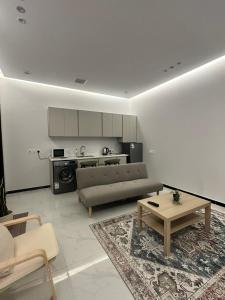 a living room with a couch and a table at المسك للوحدات الفندقيه الفاخره in Al Madinah