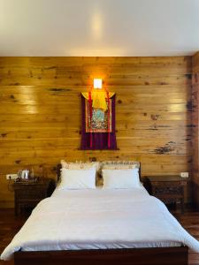 ペリングにあるMartam Farmhouseの木製の壁のベッドルーム1室(ベッド1台付)