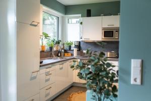 Kuchyň nebo kuchyňský kout v ubytování LITELIVING Familiensuite BoHo