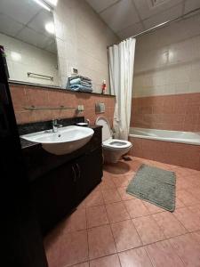 Koupelna v ubytování AshriHH Cozy Studio in JVC