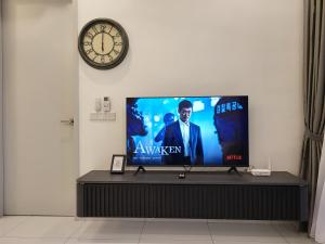 Sjónvarps- og/eða afþreyingartæki á Sky Trees at AEON Bukit Indah with Netflix and Wifi