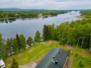 eine Luftansicht eines Hauses neben einem See in der Unterkunft Riverside country house in Rovaniemi