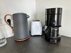 a coffeemaker and a coffee maker sitting on a counter at Appartement Feucht -Bhf 5 Min - Nähe Messe in Feucht