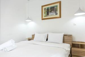 une chambre avec deux lits et un tableau au mur dans l'établissement Best 1 Bedroom Plus Guest Toilet @Embassy Gardens, à Cantonments 106 autres photos