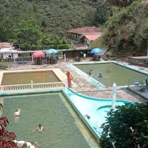 un gruppo di persone in acqua in piscina di Finca Hotel Spa Zhay a Tibirita