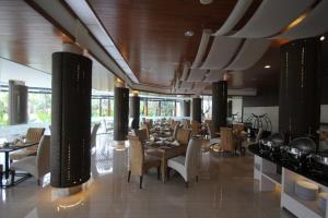 Restaurace v ubytování Ijen Suites Resort & Convention