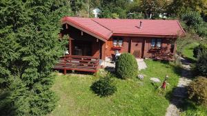uma pequena casa com um telhado vermelho numa colina em Ferienhaus Kellers Finkennest em Braunfels