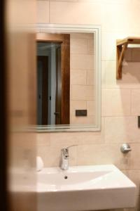 La salle de bains est pourvue d'un lavabo et d'un miroir. dans l'établissement Apartamento San Juan de la Cruz, à Gijón