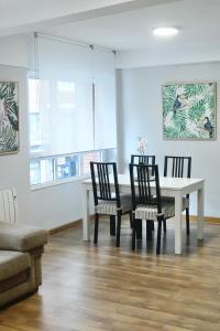- une salle à manger avec une table et deux chaises dans l'établissement Apartamento San Juan de la Cruz, à Gijón