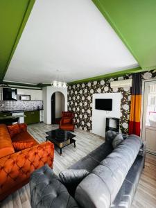 A seating area at Alanya Damlataş Apart