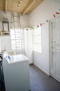 baño blanco con ducha y lavamanos en Holiday home, en DʼArbeau
