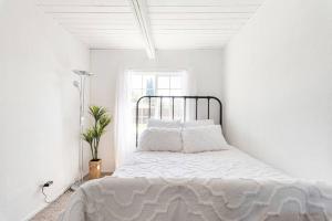 biała sypialnia z łóżkiem i oknem w obiekcie Milpitas Homestay Room w mieście Milpitas