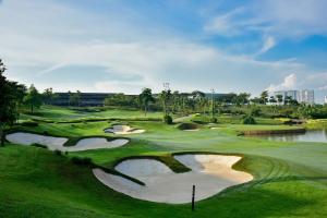 uma vista para um campo de golfe com três dezoito verdes em Sky Trees at AEON Bukit Indah with Netflix and Wifi em Johor Bahru