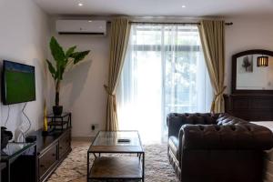 TV a/nebo společenská místnost v ubytování Big Beautiful Suite @ Embassy Gardens, Cantonments