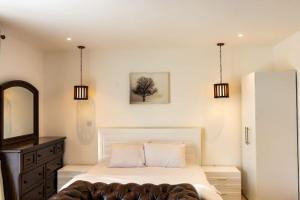 Postel nebo postele na pokoji v ubytování Big Beautiful Suite @ Embassy Gardens, Cantonments + 26 fotografií