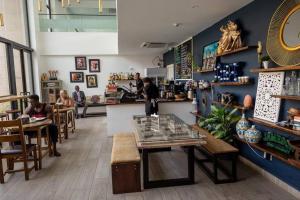 Restaurace v ubytování Big Beautiful Suite @ Embassy Gardens, Cantonments