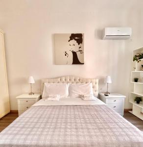 een slaapkamer met een groot bed en een gecontroleerd deken bij Nido della Regina in Turijn