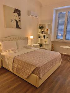 een slaapkamer met een bed, een tafel en een raam bij Nido della Regina in Turijn