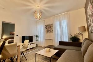 una sala de estar con un sofá y una mesa en Bel appart à Nogent-sur-Marne, en Nogent-sur-Marne
