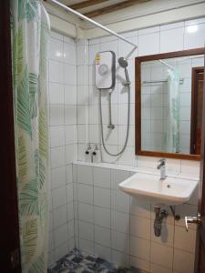 y baño con lavabo, ducha y espejo. en Banmai87 Guest House บ้านไม้87 เกสต์เฮ้าส์ en Phra Nakhon Si Ayutthaya