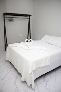 a white bed with a heart decoration on it at Pousada Império do Cangaço in Piranhas