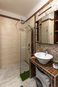 Bilik mandi di Riverside Luxury