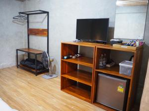 A television and/or entertainment centre at Banmai87 Guest House บ้านไม้87 เกสต์เฮ้าส์
