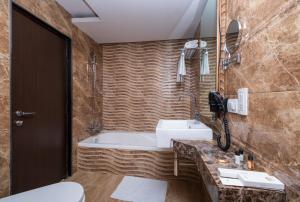 Koupelna v ubytování Mahabir Palace + 34 fotografií