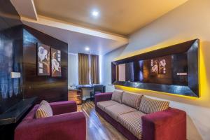 TV at/o entertainment center sa Mahabir Palace