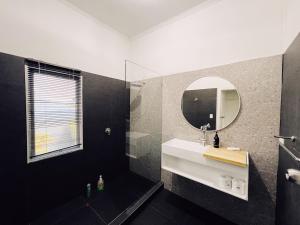 La salle de bains est pourvue d'un lavabo et d'un miroir. dans l'établissement The Stanley Hotel Kilcoy, à Kilcoy