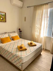 A bed or beds in a room at Cozy house with backyard at Iraklio Attikis
