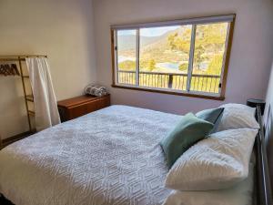 Postel nebo postele na pokoji v ubytování Elevated 3BR, ocean views, pool table, Pirates Bay