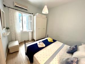 A bed or beds in a room at Cozy house with backyard at Iraklio Attikis