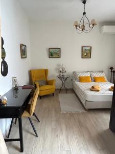 A bed or beds in a room at Cozy house with backyard at Iraklio Attikis