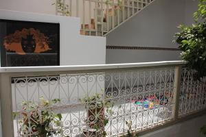 un escalier avec une balustrade blanche et un escalier dans l'établissement Riad Dar Nael, à Marrakech