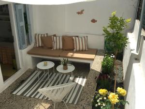 A seating area at Cozy house with backyard at Iraklio Attikis