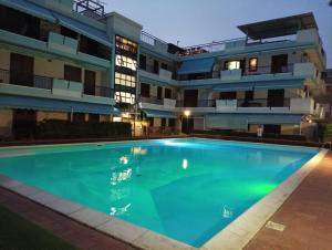 una piscina di fronte a un edificio di Etna Beach Home a Mascali