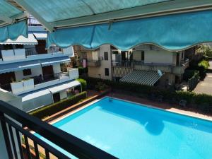 una piscina sul balcone di un edificio di Etna Beach Home a Mascali