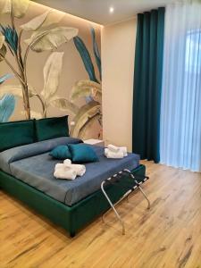 een slaapkamer met een bed met handdoeken erop bij San Sebastiano in Barletta